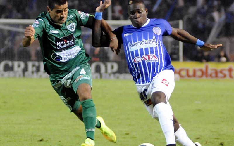 Soi kèo phạt góc Sarmiento Junin vs Godoy Cruz 5h00 ngày 14/11: Phong độ trái ngược  - Ảnh 1